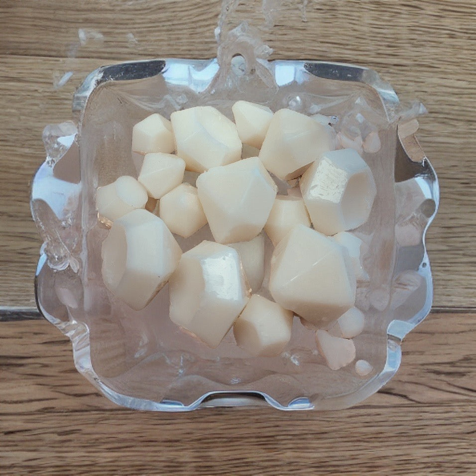 Couture Candlez by Jewelz luxury wax melts with notes of amber, bergamot, & leather (Onyx Oasis)