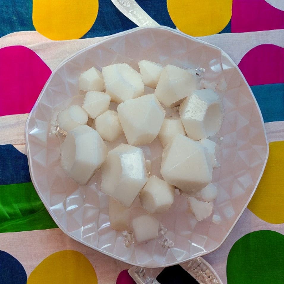 Couture Candlez by Jewelz luxury wax melts with notes of amber, bergamot, & leather (Onyx Oasis)